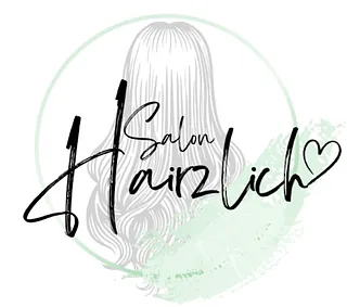 Das Logo des Salons. Ein shcöner handgemalter Schriftzug "Salon Hairzlich" vor der Rückseite eines skizzierten Kopfes mit langem wallenden Haar. Ein pastelgrüner Ring umkreist es.